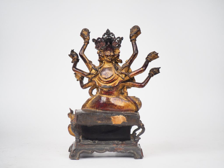 Chine période Ming XVIIème. Groupe en  bronze laqué brun, rouge et réh