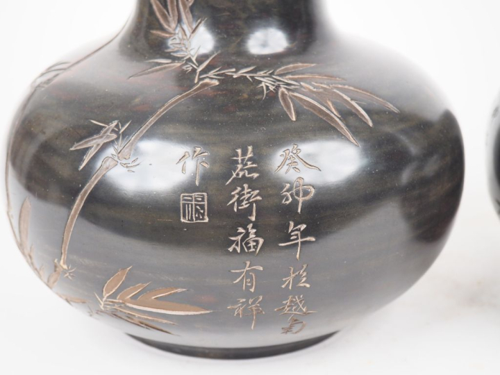 Chine vers 1920. Paire de vase en Yixing pansus à long cols, peinture 