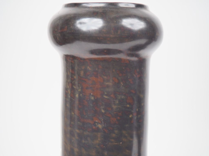 Chine vers 1920. Paire de vase en Yixing pansus à long cols, peinture 