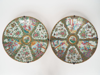 Vente aux enchères 	2 grands plats en porcelaine de style famille rose à décor alterné de