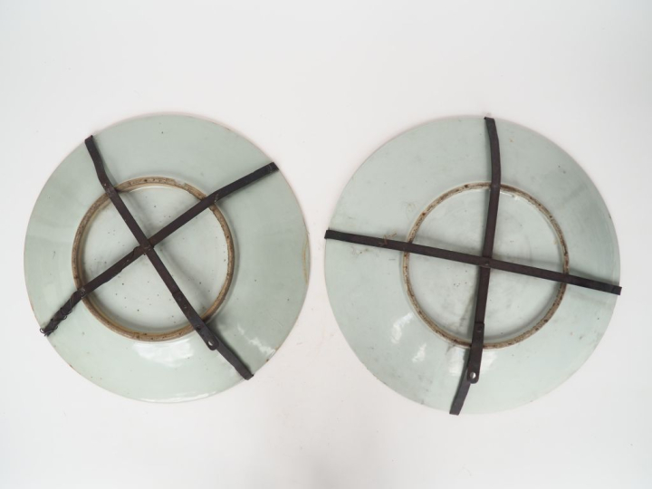 	2 grands plats en porcelaine de style famille rose à décor alterné de