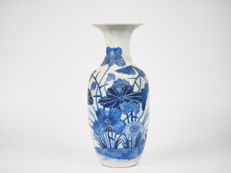Vente aux enchères Chine vers 1920. Vase de forme balustre en porcelaine joliment décoré 