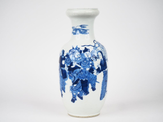 Vente aux enchères Chine vers 1920. Vase balustre en porcelaine blanche à décor en bleu d