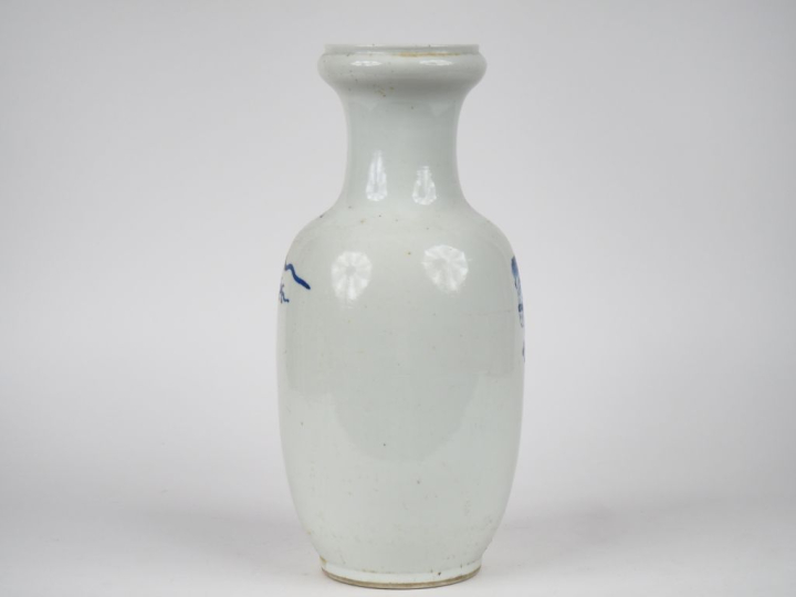 Chine vers 1920. Vase balustre en porcelaine blanche à décor en bleu d