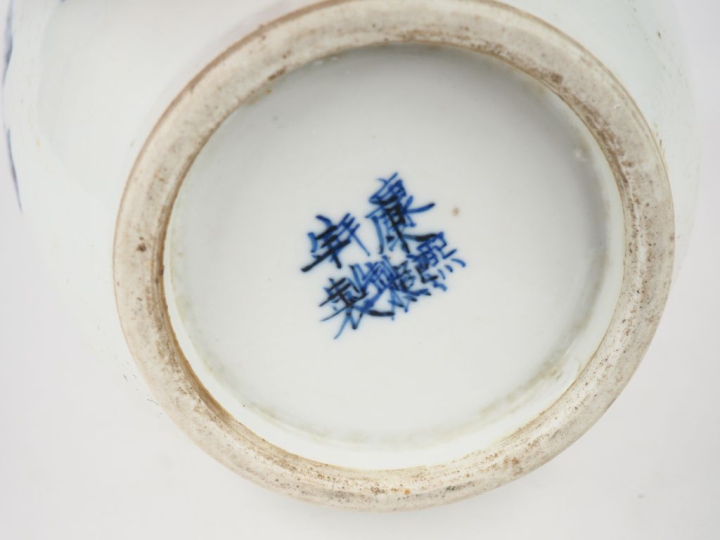 Chine vers 1920. Vase balustre en porcelaine blanche à décor en bleu d