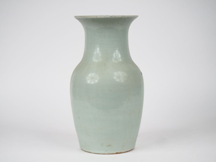 Chine vers 1920.  Vase de forme balustre en porcelaine à décor émaillé