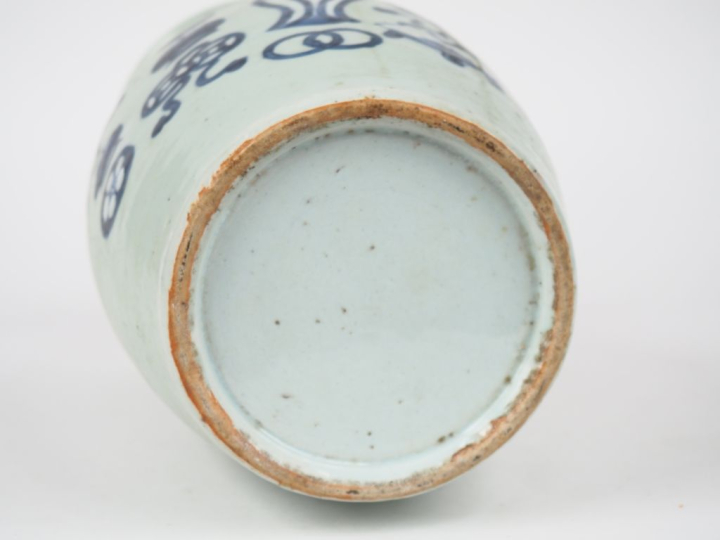 Chine vers 1920.  Vase de forme balustre en porcelaine à décor émaillé