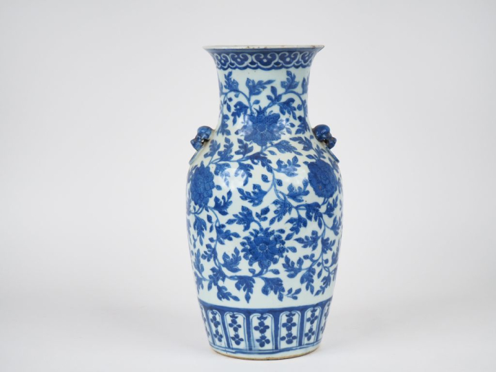 Chine vers 1920.  Vase balustre en porcelaine blanche décoré en bleu d