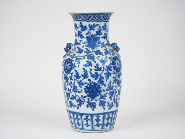 Chine vers 1920.  Vase balustre en porcelaine blanche décoré en bleu d