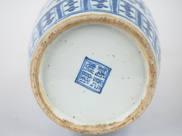 Chine vers 1920.  Vase balustre en porcelaine blanche décoré en bleu d