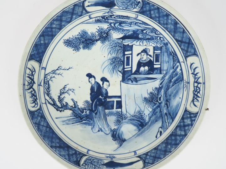 Chine fin XIXème.  Important plat creux en porcelaine blanche à décor 