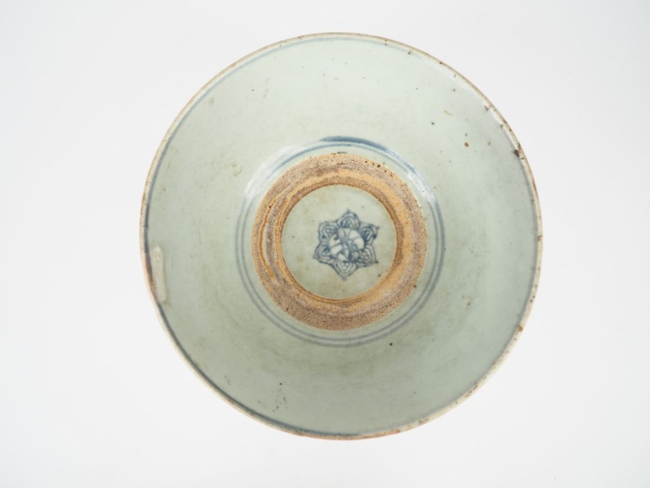 Chine période fin des Ming début des Qing. Coupe en porcelaine et émai