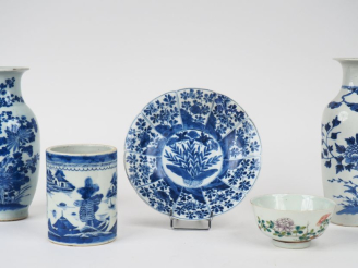 Vente aux enchères Chine XIXème. Lot comprenant :  2 vases en porcelaine bleu blanc de fo