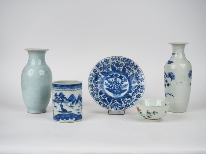 Chine XIXème. Lot comprenant :  2 vases en porcelaine bleu blanc de fo