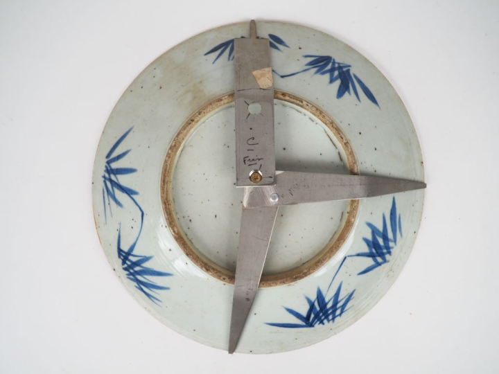 Chine fin du XIXème. Plat creux en porcelaine blanche à décor en bleu 
