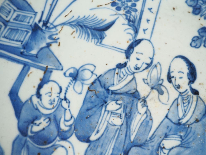 Chine fin du XIXème. Plat creux en porcelaine blanche à décor en bleu 