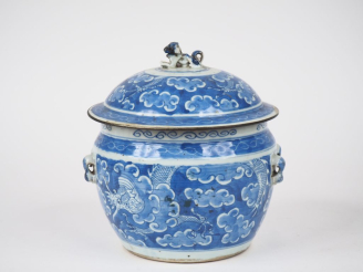 Vente aux enchères Chine XIXème pour le Vietnam. Bouillon couvert en porcelaine blanche à