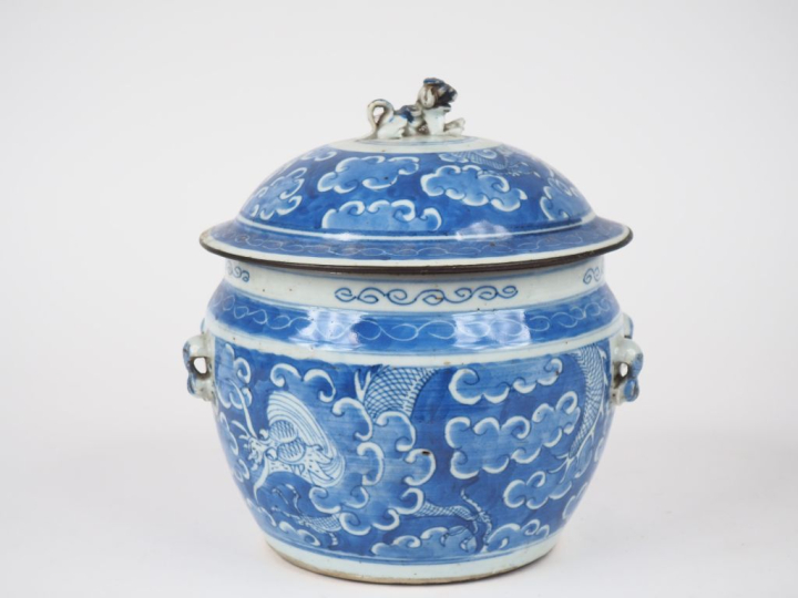 Chine XIXème pour le Vietnam. Bouillon couvert en porcelaine blanche à