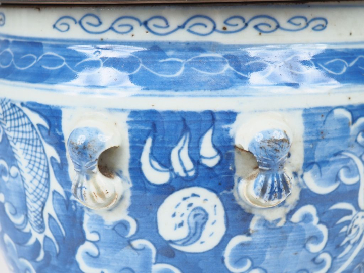 Chine XIXème pour le Vietnam. Bouillon couvert en porcelaine blanche à