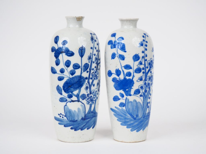 Chine XIXème. Paire de vases formant pendant de forme oblongue en porc