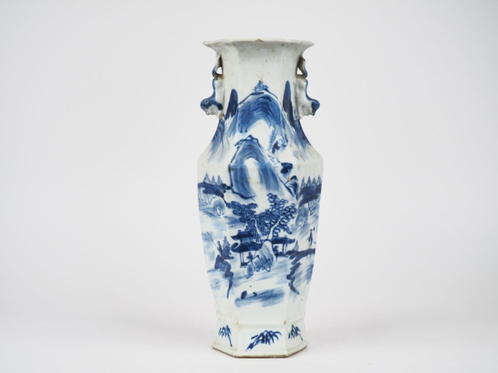 Chine période Guangxu vers 1880.  Vase en porcelaine blanche décor ble