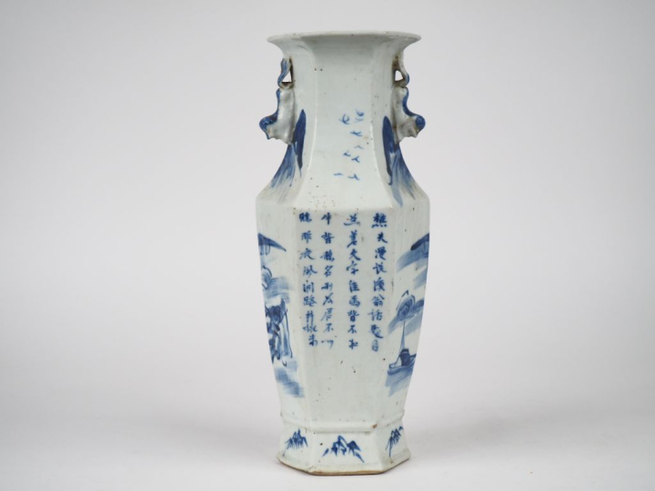 Chine période Guangxu vers 1880.  Vase en porcelaine blanche décor ble
