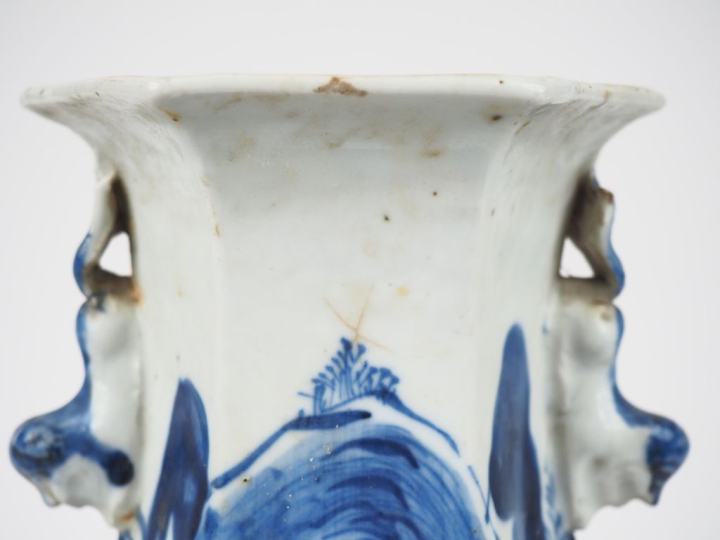 Chine période Guangxu vers 1880.  Vase en porcelaine blanche décor ble