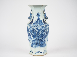 Vente aux enchères Chine période Guangxu vers 1880.  Vase en porcelaine blanche décor ble