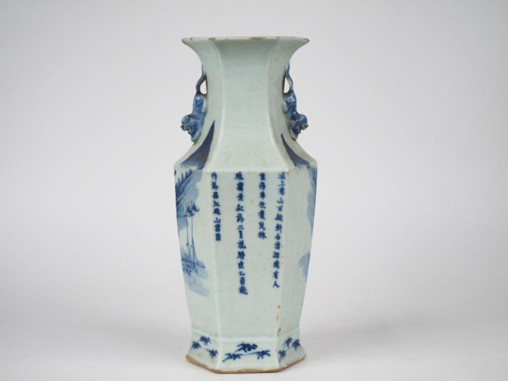 Chine période Guangxu vers 1880.  Vase en porcelaine blanche décor ble