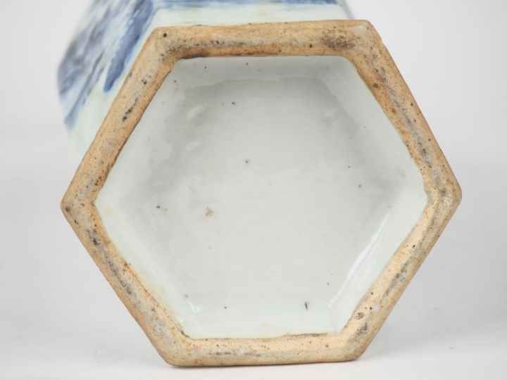 Chine période Guangxu vers 1880.  Vase en porcelaine blanche décor ble