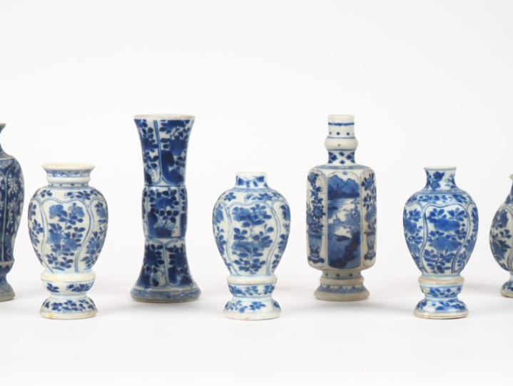Chine Kangxi (export) 7 vases de maitrise en porcelaine bleu blanc don