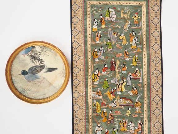 Chine XXème.  Lot comprenant :  un panneau en soie et lin polychrome à