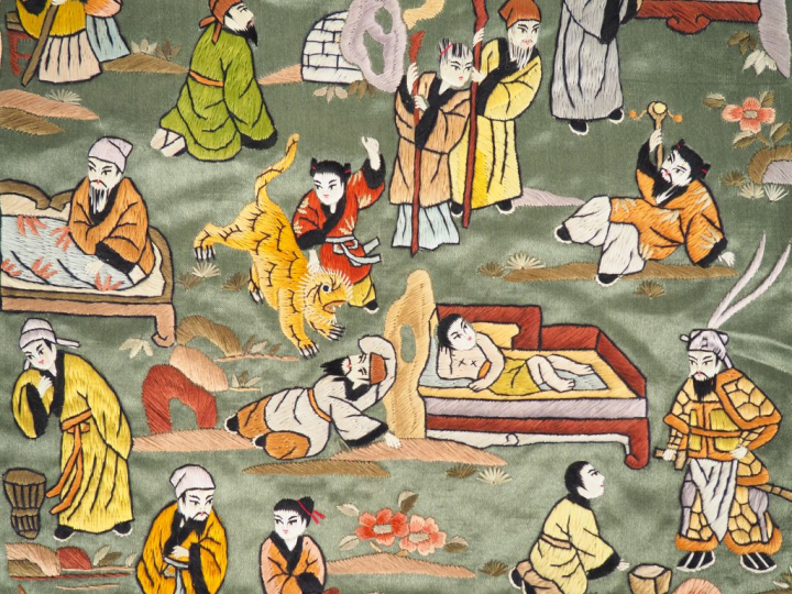 Chine XXème.  Lot comprenant :  un panneau en soie et lin polychrome à