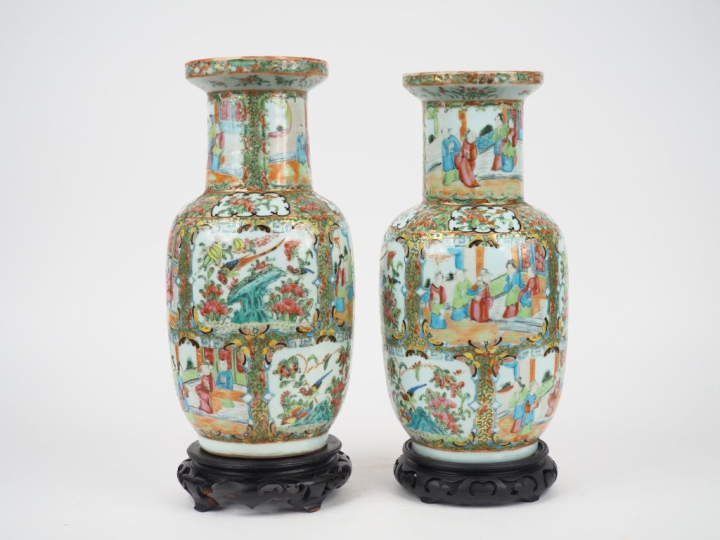 Chine vers 1880, Paire de vases rouleau en porcelaine et émaux de styl
