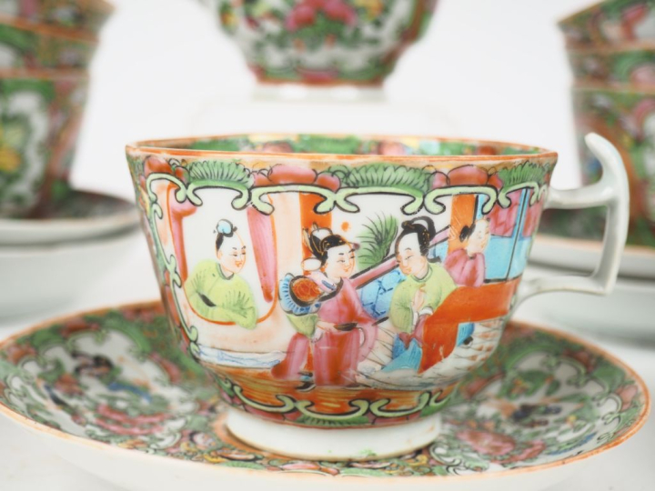 Canton vers 1880. Ensemble de 11 tasses et 9 coupes en porcelaine et é