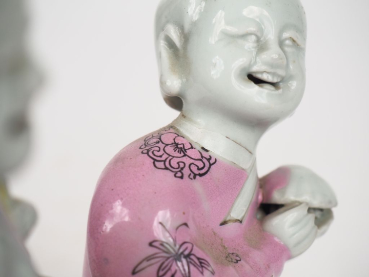 Chine XIXème. Groupe en biscuit émaux famille rose représentant Liu Ha