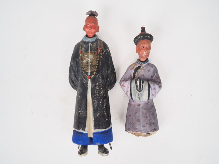 Chine vers 1900.  Deux statuettes en terre cuite polychrome représenta