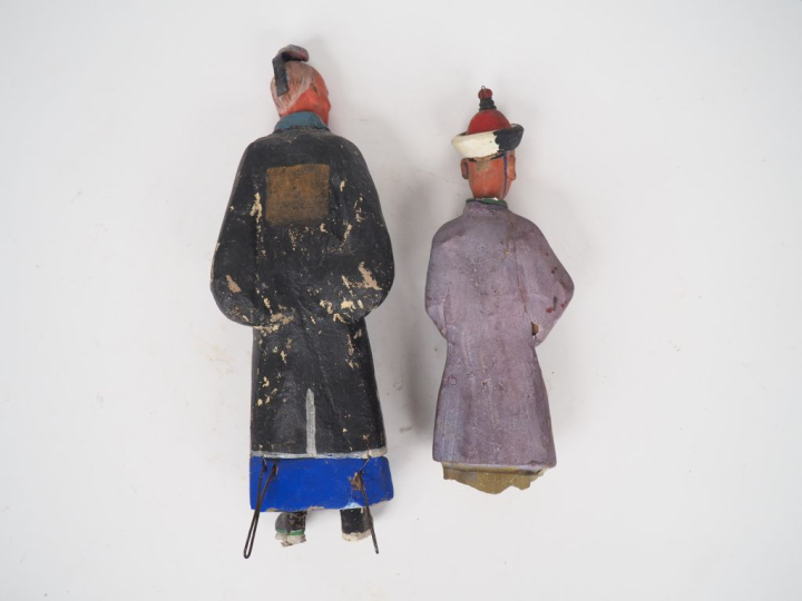 Chine vers 1900.  Deux statuettes en terre cuite polychrome représenta