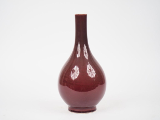 Vente aux enchères Chine vers 1920.  Vase piriforme en porcelaine et émail sang de bœuf  