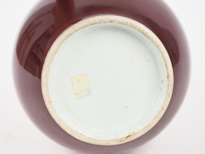 Chine vers 1920.  Vase piriforme en porcelaine et émail sang de bœuf  