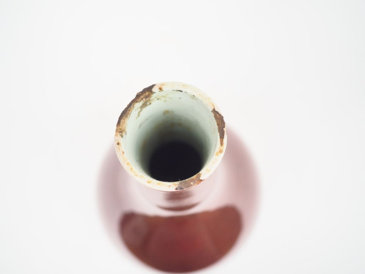 Chine vers 1920.  Vase piriforme en porcelaine et émail sang de bœuf  