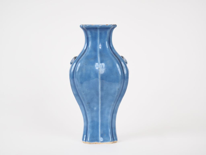 Chine fin du XIXème.  Vase balustre à bords polylobés en porcelaine et