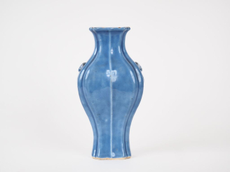Vente aux enchères Chine fin du XIXème.  Vase balustre à bords polylobés en porcelaine et