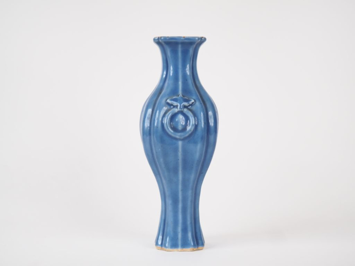 Chine fin du XIXème.  Vase balustre à bords polylobés en porcelaine et