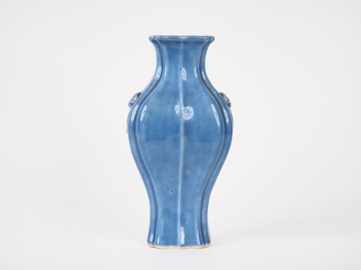 Chine fin du XIXème.  Vase balustre à bords polylobés en porcelaine et