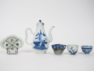 Vente aux enchères Chine XIXème.  Lot comprenant ,  une petite verseuse en porcelaine ble
