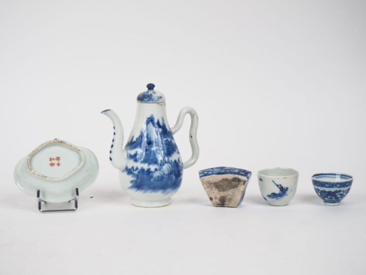 Chine XIXème.  Lot comprenant ,  une petite verseuse en porcelaine ble