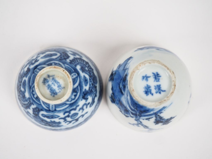 Chine XIXème.  Lot comprenant ,  une petite verseuse en porcelaine ble