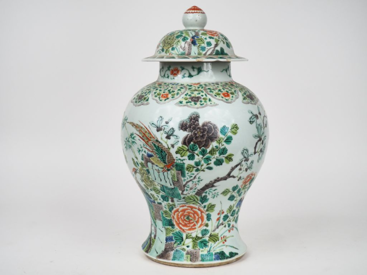 Chine XXème.  Potiche couverte en porcelaine et émaux style famille ve