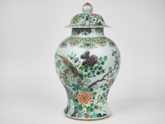 Vente aux enchères Chine XXème.  Potiche couverte en porcelaine et émaux style famille ve